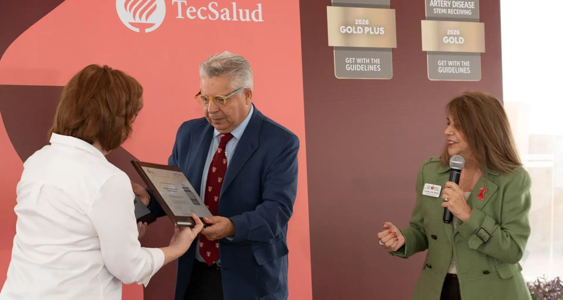 TecSalud destaca en cardiología con doble premio internacional