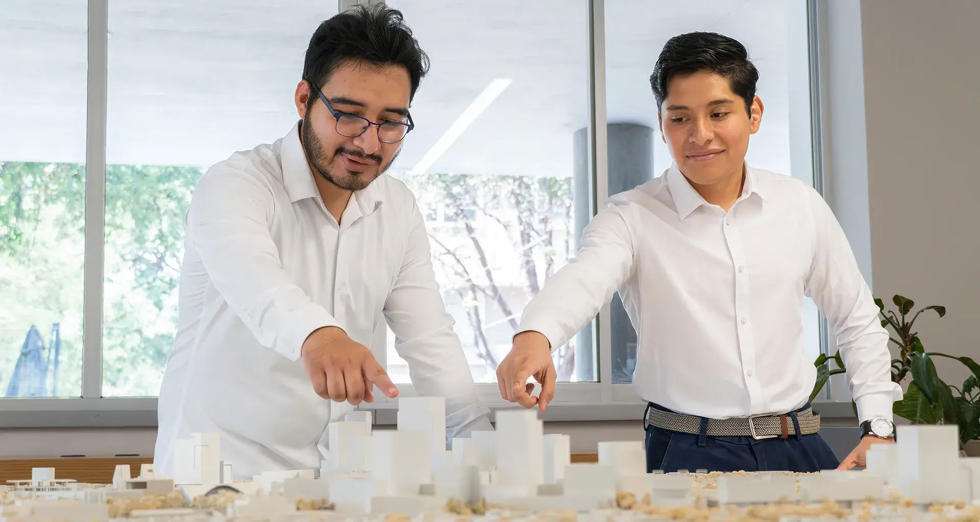 Estudiantes del Tec señalando una maqueta