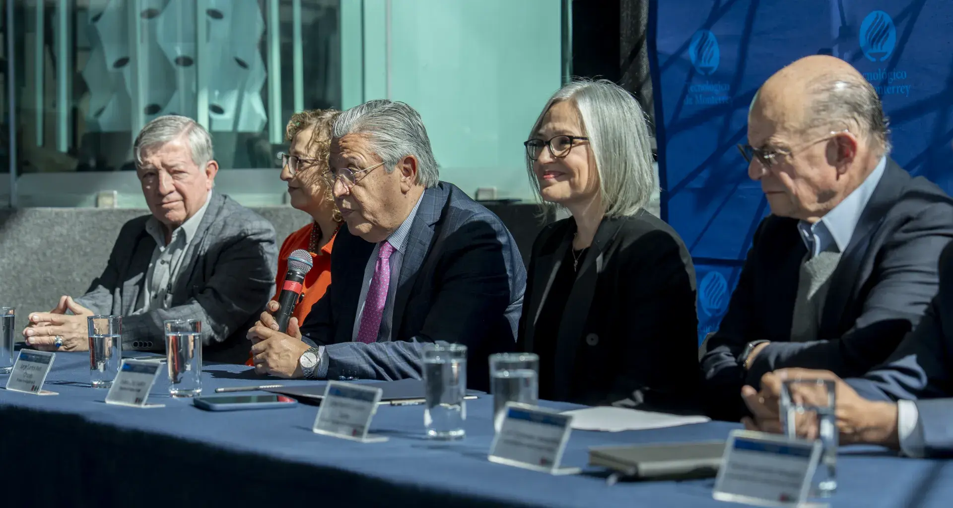 Directivos del Tecnológico de Monterrey y Fundación Comunitaria de Puebla durante la firma de convenio de colaboración científica en campus Puebla