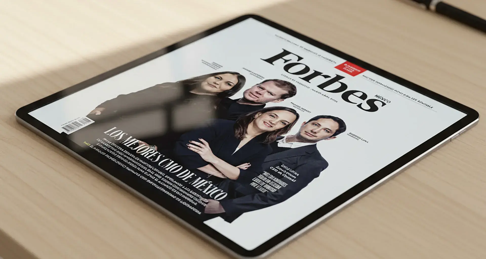 Ipad con la portada de la revista Forbes donde salen los egresados del Tec