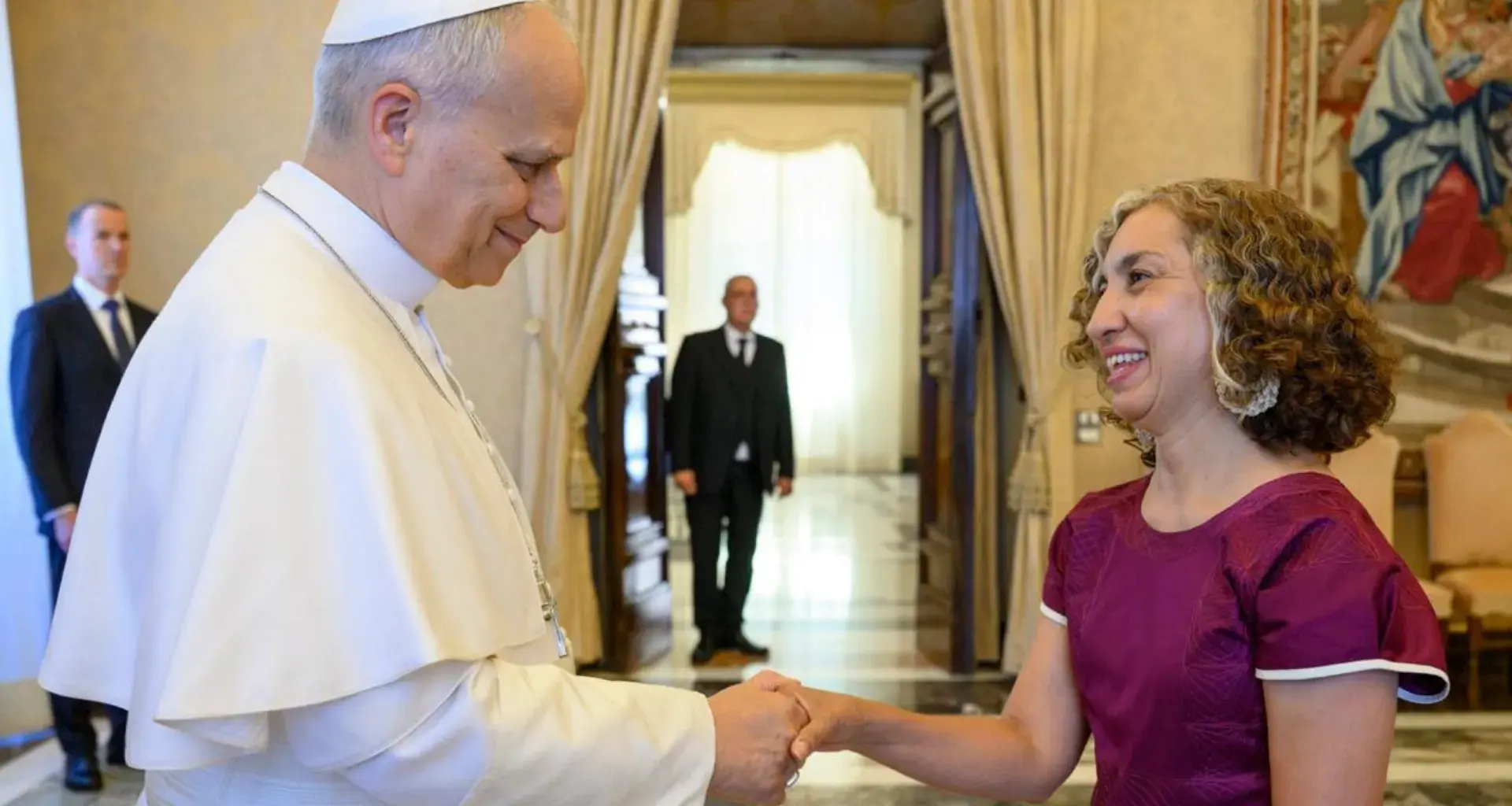 Paola Ricaurte junto con el Papa León XIV
