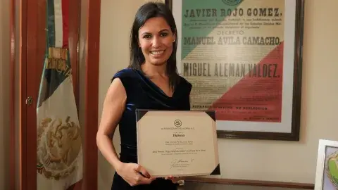 Premian a la Dra.Cynthia Villareal,por investigación en cáncer de mama