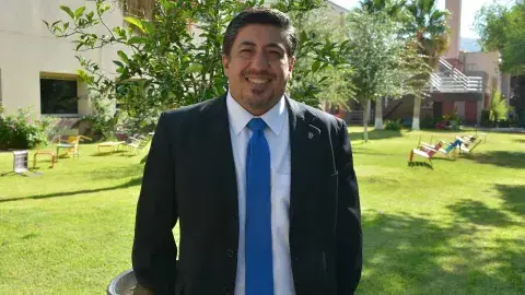 Locutor de rock, deportista y profesor inspirador