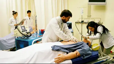 El futuro llegó: alumnos de Medicina practican revisiones en robots