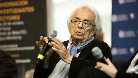 La poesía abre caminos a la libertad.- Adonis