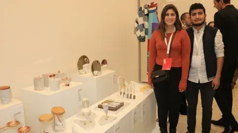 Diseñan obras de arte a partir de desechos