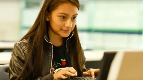 Defiende culturas indígenas y gana Premio Nacional de la Juventud 