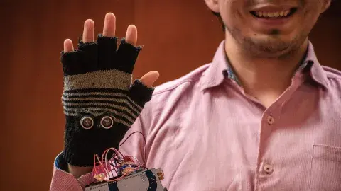 Desarrollan guante con sensores para ayudar a invidentes
