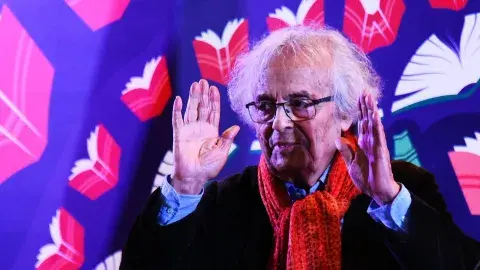 "La poesía revela cosas que la ciencia no puede": Adonis en entrevista