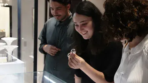 Su pasión por la joyería lleva a esta joven a brillar