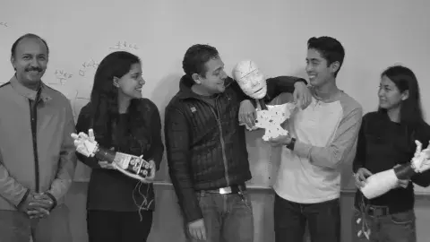 Estos jóvenes viajarán a Abu Dabi gracias a su robot humanoide