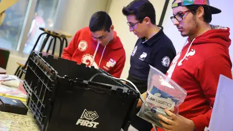 ¡"Despega" la misión espacial! Dan el reto de torneo de robótica FIRST