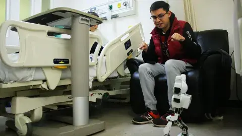 Este equipo de robótica lleva sonrisas y ciencia a niños en hospital