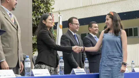 Alumna de Prepatec gana primer lugar nacional con obra literaria 