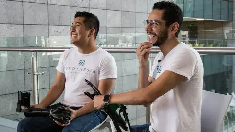 Estudiantes se organizan y crean empresa para ayudar con prótesis 3D