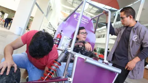 Escudería del Tec GDL crea vehículo todo terreno para competencia