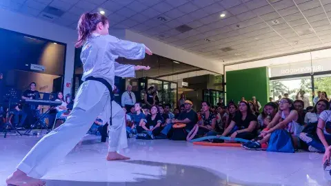Joven mexicana destaca por su trayectoria deportiva de Karate Do