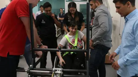 Con ingeniería, estudiantes mexicanos ayudan a personas con parálisis