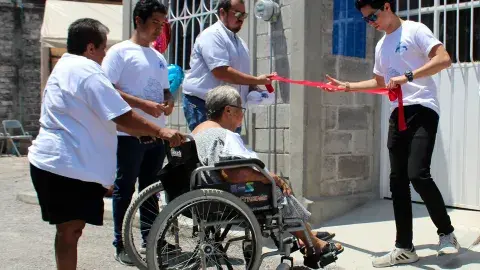 Estudiantes se unen y dan hogar a familia damnificada por sismo