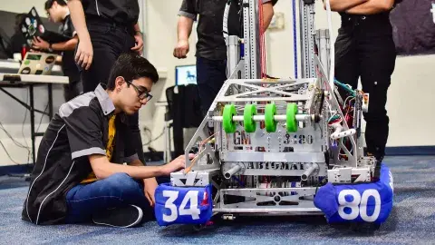 Alumnos de PrepaTec compiten a nivel internacional y enseñan robótica