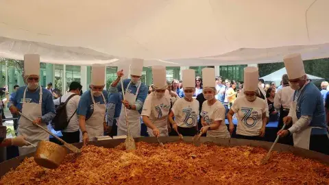 Con tradicionales chilaquiles, festejan 76 años de transformar vidas