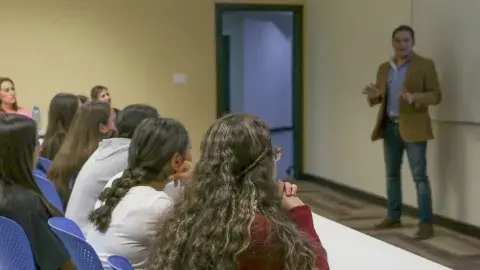 Joven emprendedor introduce a estudiantes al mundo de la tecnología