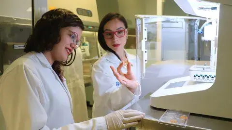 Gana premio por proyecto de bioimpresión de órganos... y supera cáncer