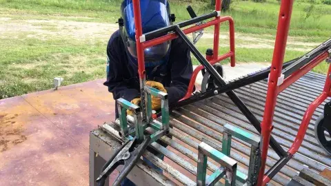 Crean sillas de ruedas eléctricas a bajo costo