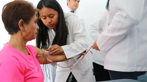 Dan asesoría médica a personas de escasos recursos