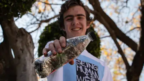 Crean ecoladrillos a partir de botellas PET rellenas de basura