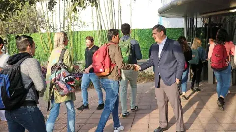 Recibe y saluda rector a alumnos en inicio de semestre