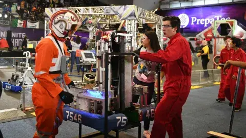 ¿Qué es FIRST y con qué se come? Conoce más de este torneo de robótica