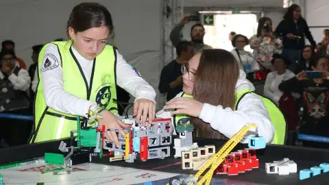 Egresado del Tec impacta la vida de niños a través de la robótica 