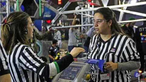 Ellas son la ley en robótica: 4 mujeres árbitros del torneo FIRST  