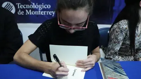 Pasión por la escritura la lleva a ser parte de libro zacatecano