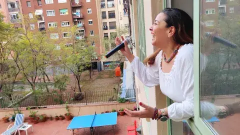 La mexicana mariachi que canta en un balcón en Barcelona