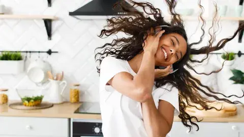 ¿Música = buen humor? Expertos explican cómo usarla en la cuarentena