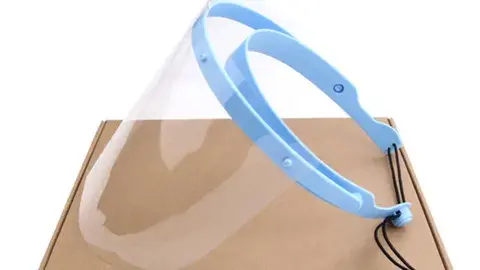 Con su impresora 3D, ella se une para hacer caretas contra COVID-19