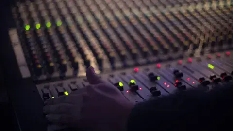¡Oye qué bien! Así son sus clases de producción musical a distancia