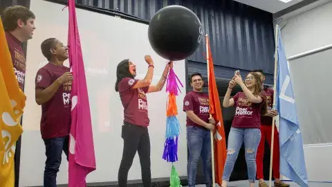 ¿Sabes qué es un “Peer Mentor"? ¡Conoce el programa!
