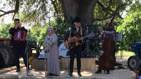 ¡De nuevo al Latin Grammy! Abuelita y grupo mexicano están nominados