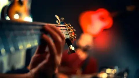 Antropólogo y rockero: profesor Tec saca su primer disco musical