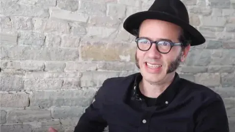 El guitarrista rockero que podría ser tu director de carrera (video)