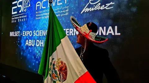 Alumno llega a Abu Dhabi creando aplicación para personas invidentes