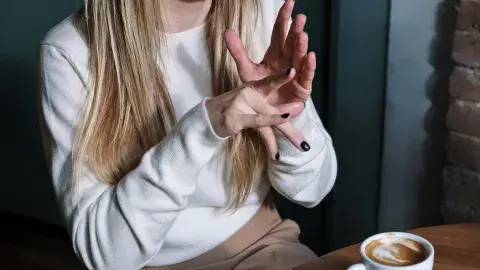 ¡Inclusión! La joven que enseña lengua de señas 