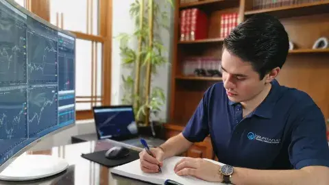 Inversiones fáciles: alumno crea su empresa y da asesorías en YouTube