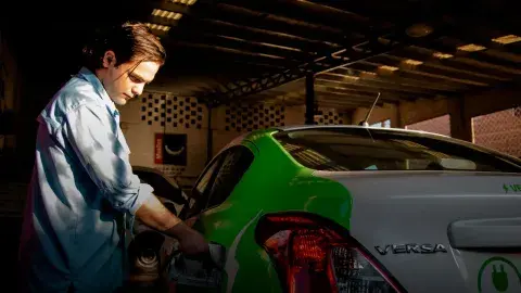 ¡Bye gasolina! Este joven mexicano convierte tu auto en eléctrico