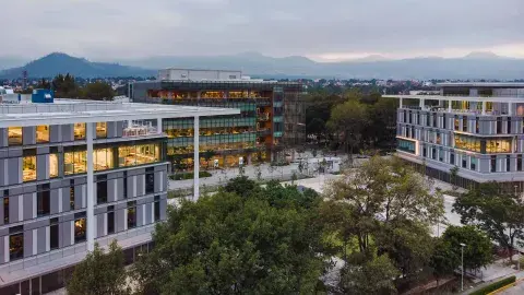 Regresan egresados a conocer su nueva ‘casa’ en CCM
