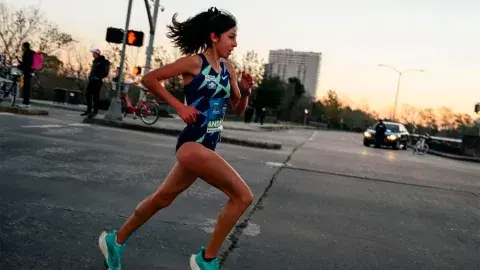 ¡Impone marca mexicana! Egresada de Santa Fe hace historia en los 10K