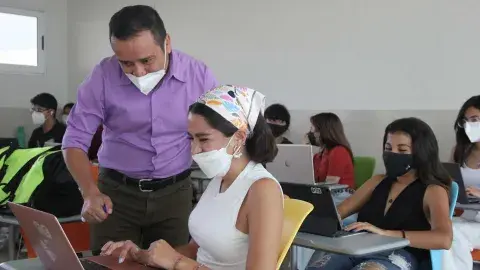 Profesor PrepaTec Cuernavaca gana premio estatal de literatura